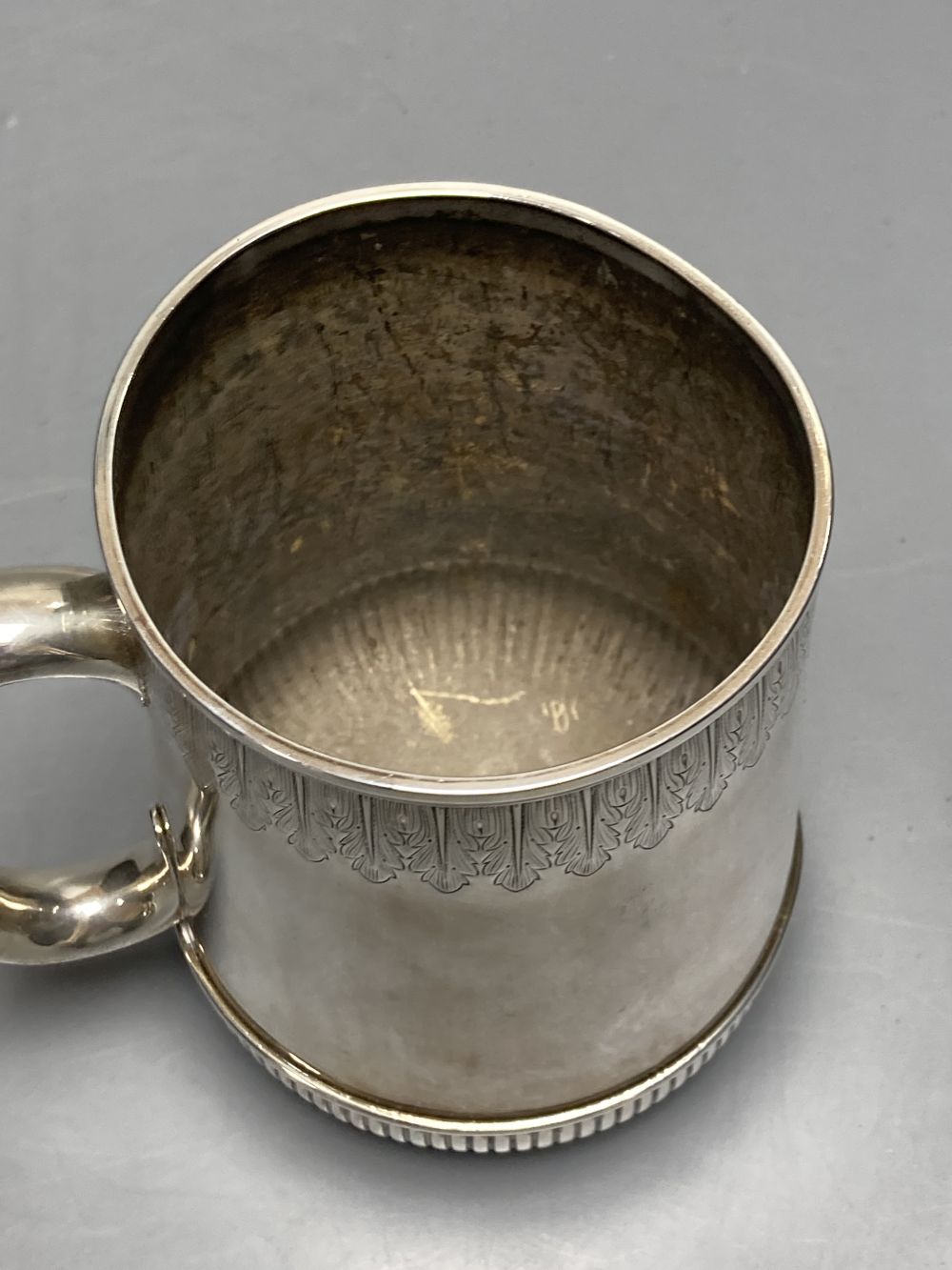 A Victorian engraved silver mug, William Hunter, London, 1876, 11.8cm, 9oz.